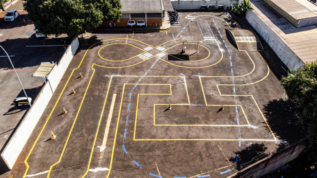 Aerial photo of a driving test course in Londrina, Brazil, with marked lanes and guidelines.